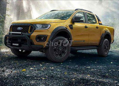 Ô tô Ford Ranger màu vàng 5 chỗ ngồi