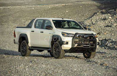 Toyota Hilux trắng số tự động 5 chỗ