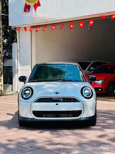 Mini Cooper S 5 Door, thơm mùi mới, đi đúng 143 km