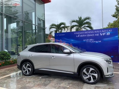 Xe VinFast VF8 Eco 2025