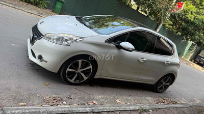 Peugeot 208 2015 1.6L AT - 85632 km