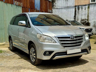 Toyota Innova 2.0E đời xe: 2015 Số sàn 8 chỗ ngồi