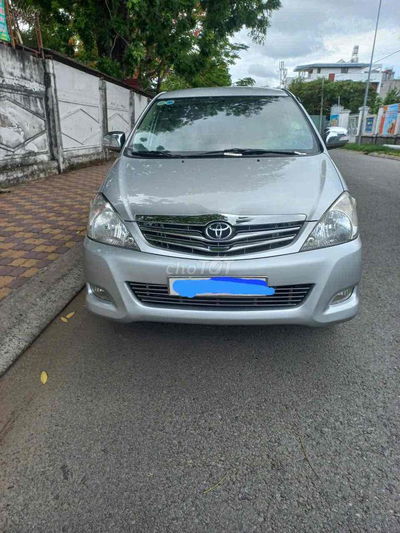 gia đình cần bán một xe toyota innova V đời 2009