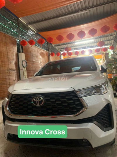 Cần bán Innova Cross lướt 4,217 km