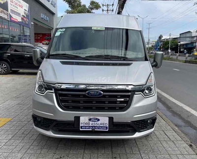 Ford Transit 2023. Bánh dự phòng chưa hạ.