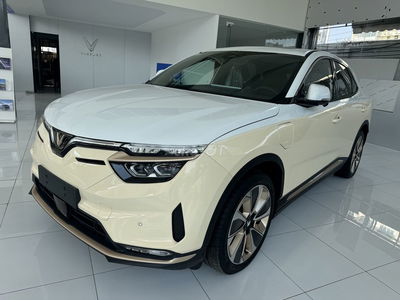 VF8, giảm 4%, công nghệ hiện đại, có sẵn xe