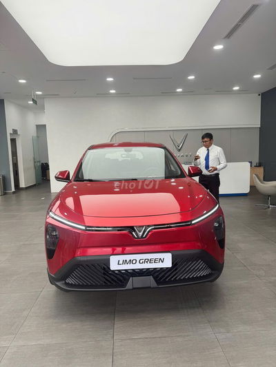 VinFast Limo Green Đỏ giao sớm, hỗ trợ nợ xấu