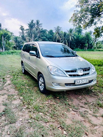 Toyota Innova 2006 G - 300 km