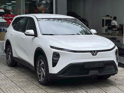 VinFast Limo Green 2025