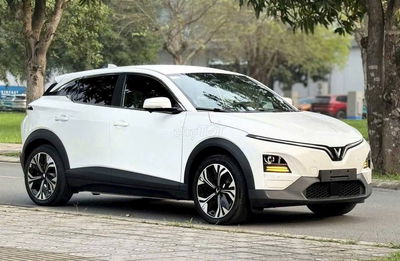 Ô tô điện VinFast VF6 Plus màu trắng