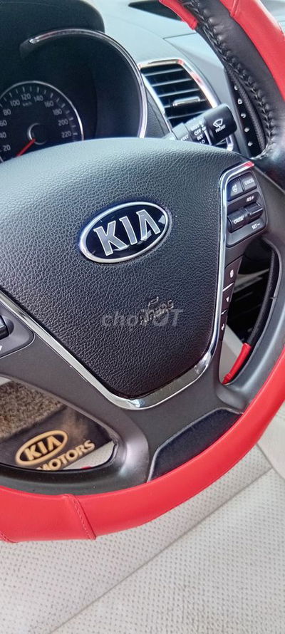 Ô tô KIA K3 màu trắng sản xuất 2016