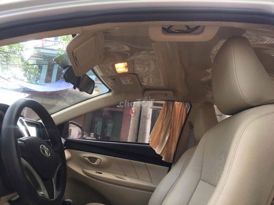 Ô tô Toyota Vios màu bạc 5 chỗ