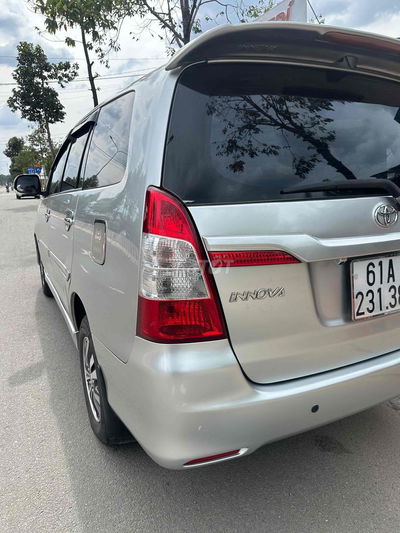 nhà tôi bán lại Innova 2015 E -so san 128000 km