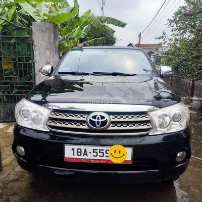 Ô tô Toyota Fortuner 2011 màu đen, chạy dầu