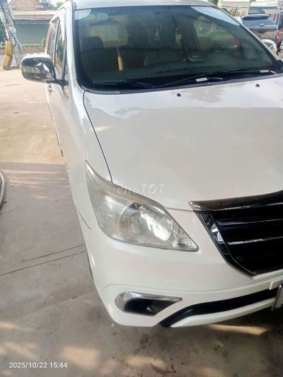 Toyota Innova 2015 số sàn 8 chỗ màu trắng