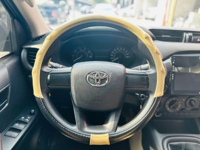 Toyota Hilux 4x2 MT 2021 số sàn màu bạc