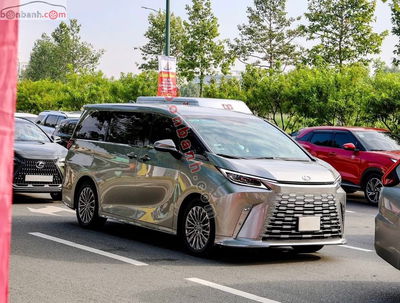 Xe Lexus LM 500h 2025