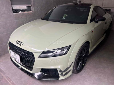 Audi TT 2017 - 25000miles . màu trắng dán kem
