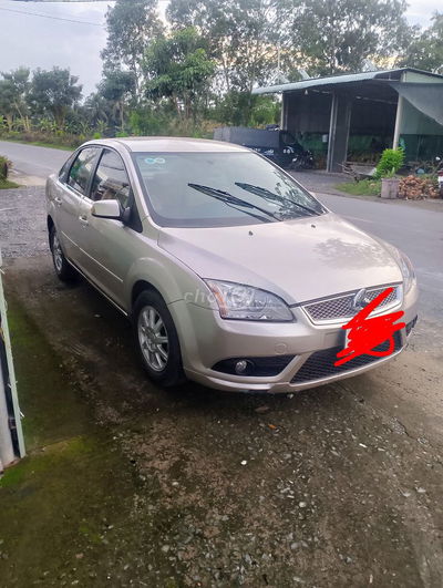 Ô tô Ford Focus 5 chỗ màu vàng cát