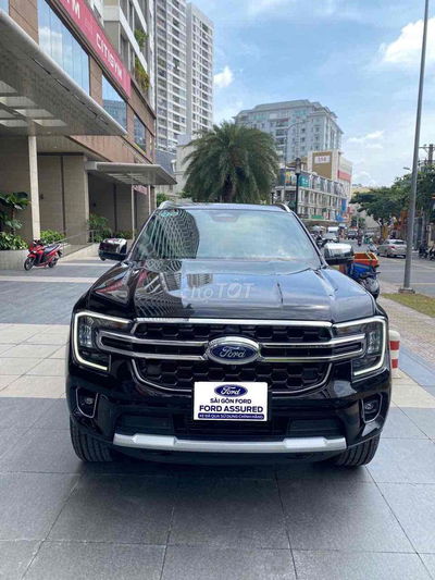 Ford Everest 2023 Titanium 2.0L 4x2 AT - 4500 km