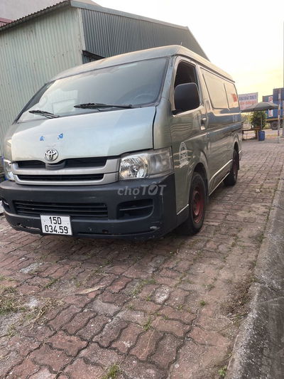 Ô tô tải van Toyota Hiace 3 chỗ 2010