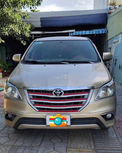 Toyota Innova số sàn màu vàng cát