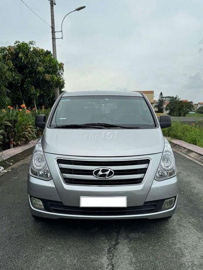 Ô tô Hyundai Starex số sàn màu bạc