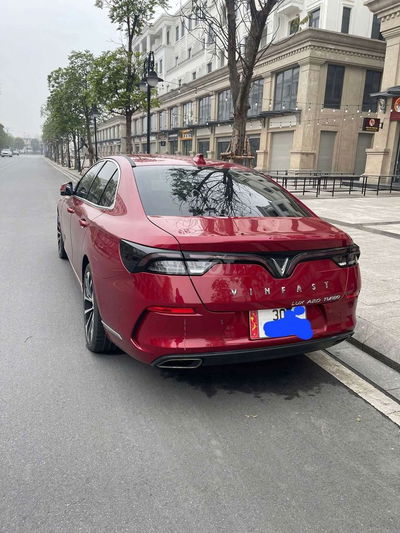 VinFast Lux A2.0 2022 màu đỏ, số tự động