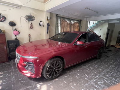 Ô tô VinFast Lux A màu đỏ, số tự động