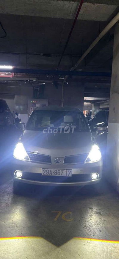 Ô tô Nissan Tiida màu vàng cát, xuất xứ Nhật