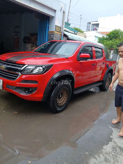 Ô tô Chevrolet Colorado màu đỏ, chạy dầu