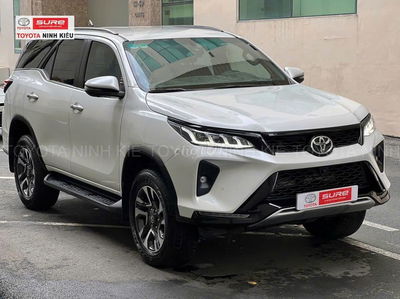 Toyota Fortuner Legender 2024 màu trắng