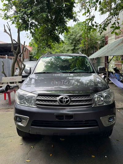 Toyota Fortuner Xăng Số Sàn 7 Chỗ Màu Xám