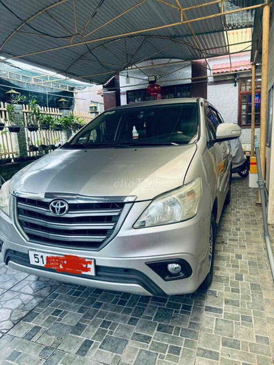 toyota innova 2015 2.0E mau bạc xe đẹp do 140000km