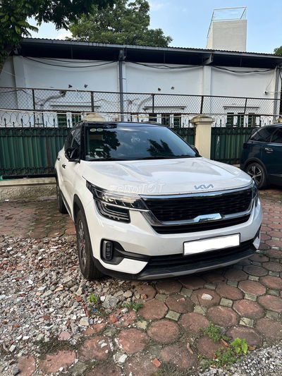 Kia Seltos 2023 Premium 1.4 AT - 15000 km