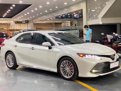 Toyota Camry 2.0G 2021 Trắng nt Đen 15.000 Km