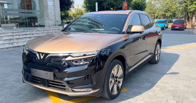 VinFast VF8 2025 Eco màu Đen đồng, trắng xám