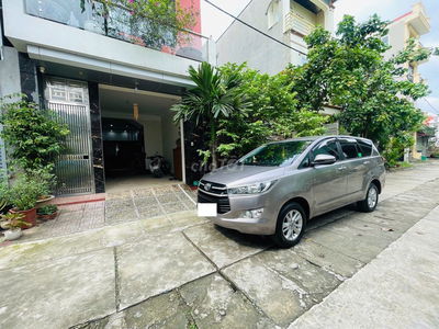 Tôi cần bán chiếc xe ô tô Toyota Innova 2.0E 2020